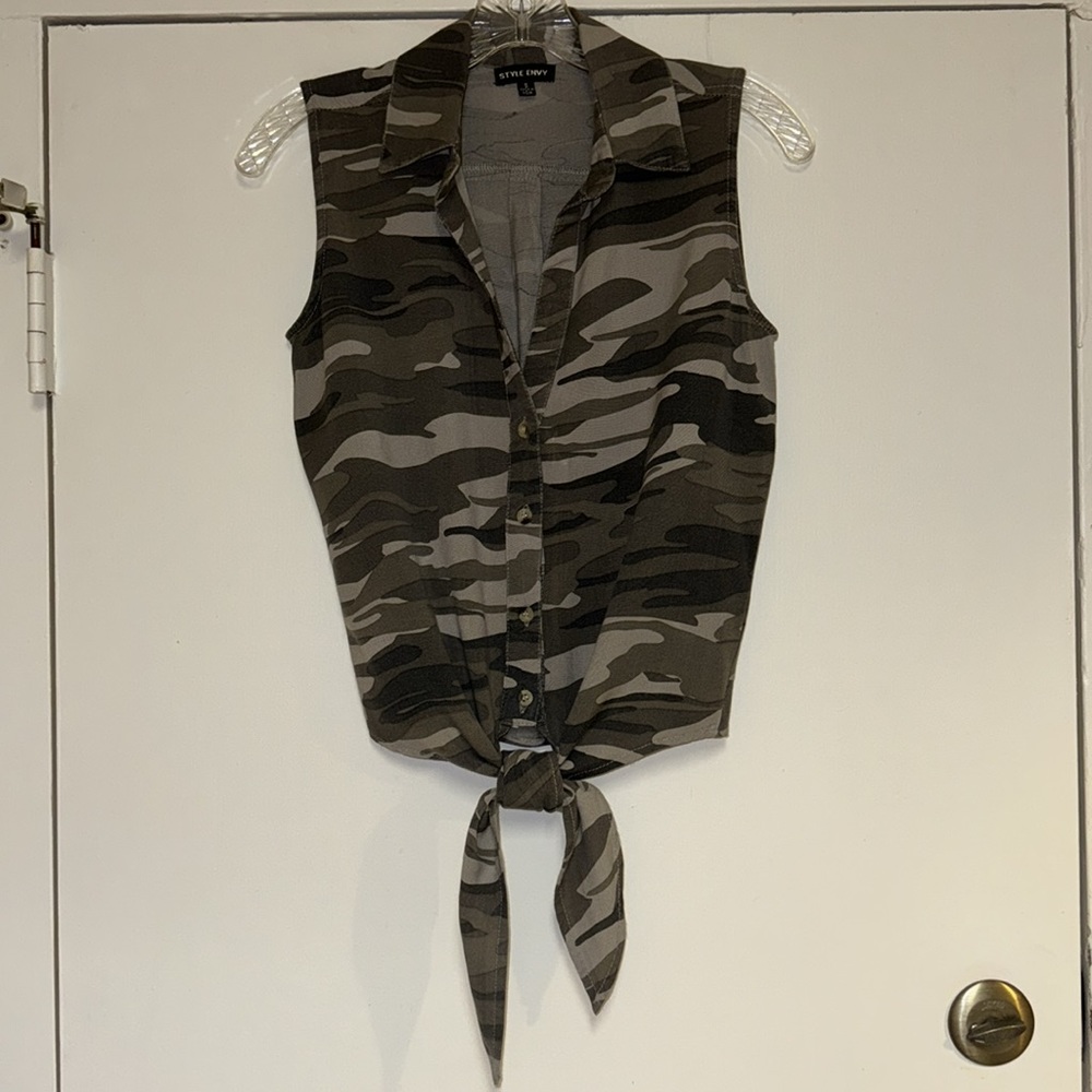 Style Envy Camouflage Tie-Front Blouse Sleeveless Button Down Collar Sz S